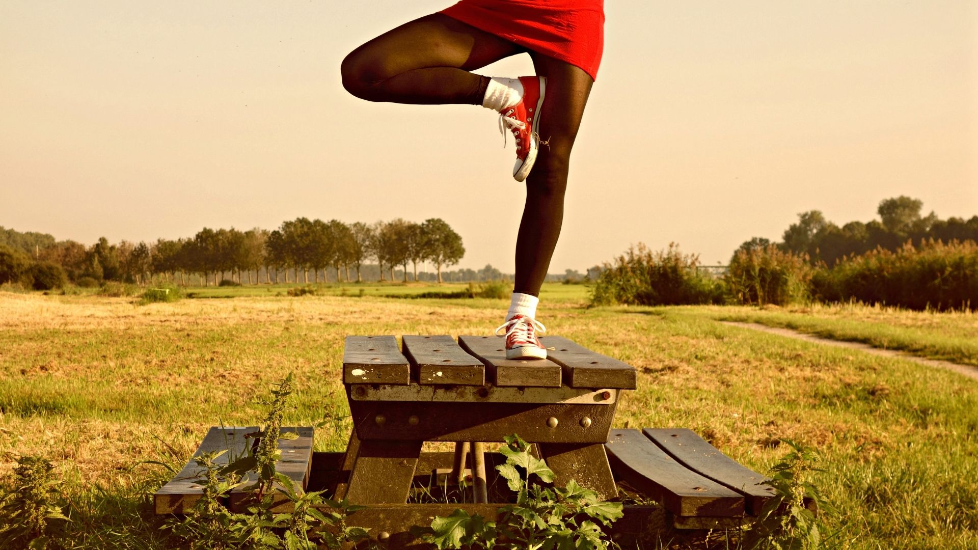 Mujer equilibrándose sobre una pierna